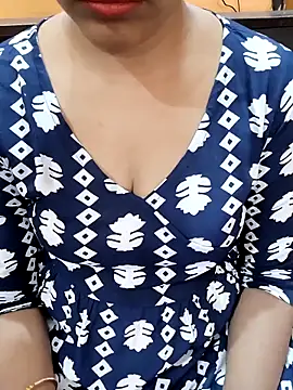 Snapshot of Diya_143 chatting on November 22, 2025, 6:01 am Diya 143 online show from November 22, 2025, 6:01 am