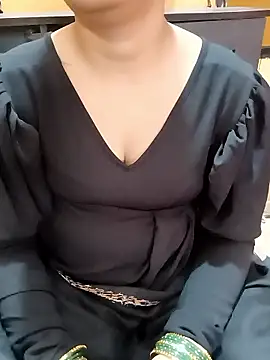 Snapshot of Diya_143 chatting on November 30, 2025, 6:39 am Diya 143 online show from November 30, 2025, 6:39 am