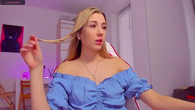 HotCarolineXO online show from February 3, 2025, 7:40 am