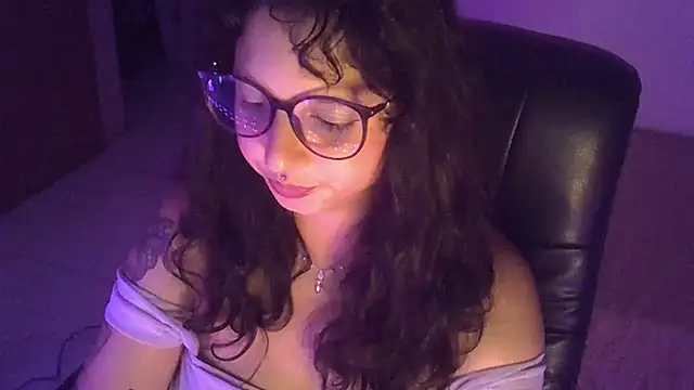 Snapshot of myamillor chatting on December 18, 2024, 10:02 pm myamillor online show from December 18, 2024, 10:02 pm