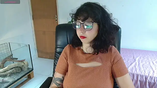 Snapshot of myamillor chatting on October 15, 2025, 11:21 am myamillor online show from October 15, 2025, 11:21 am