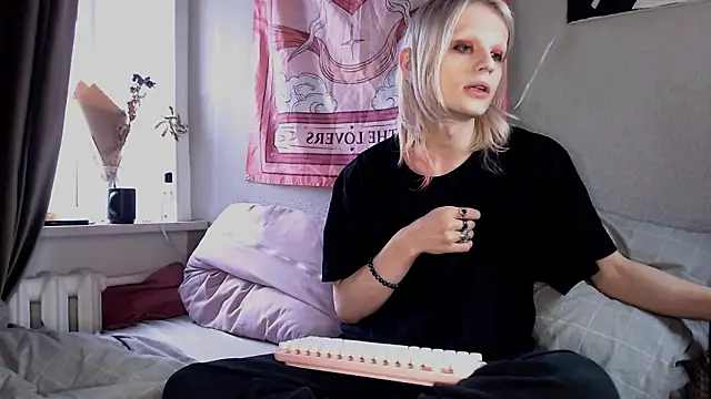 Snapshot of Alien_Bella chatting on February 27, 2026, 12:27 pm Alien Bella online show from February 27, 2026, 12:27 pm