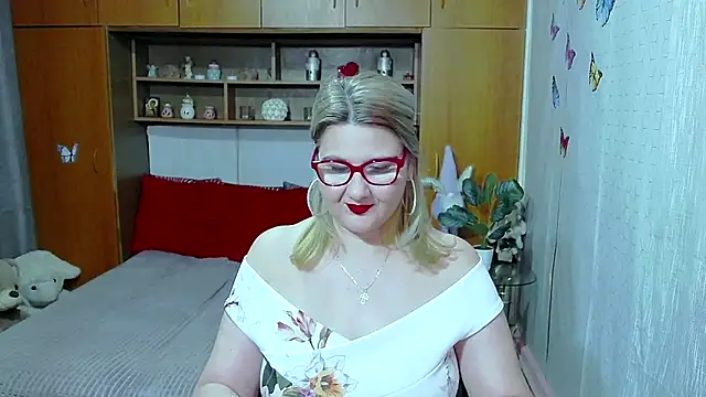LucilleFenlys online show from May 25, 2026, 10:16 pm