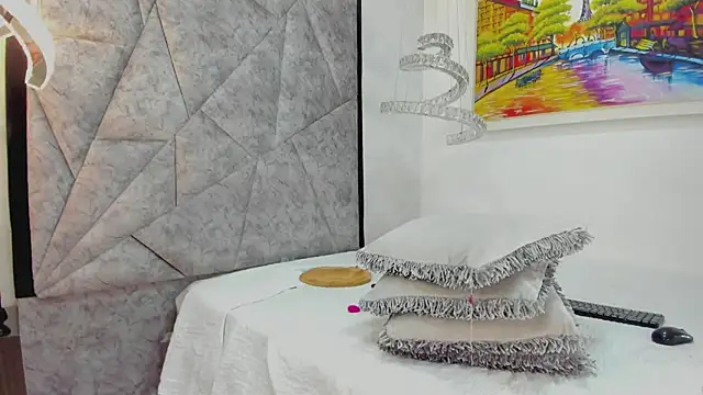 AmandaNordby  online show from February 26, 2025, 1:32 am