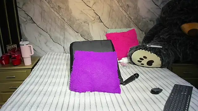 Niyirey1 online show from March 18, 2026, 2:42 pm