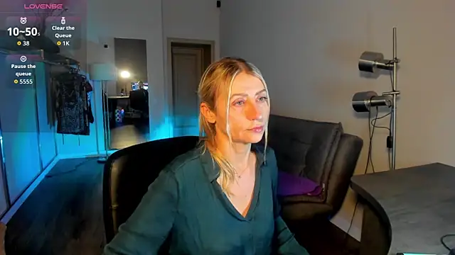 ZoeGrant online show from February 17, 2026, 9:43 pm