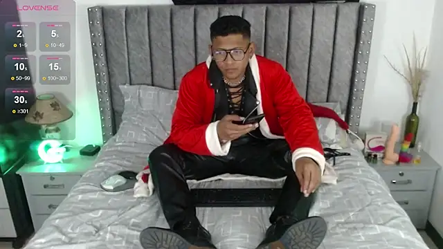 Snapshot of TomLover_12 chatting on December 18, 2024, 9:40 pm TomLover 12 online show from December 18, 2024, 9:40 pm