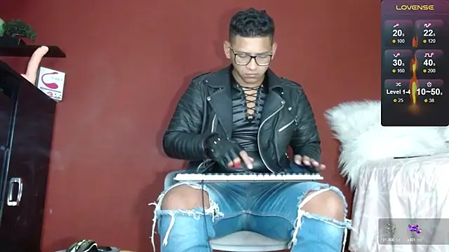 Snapshot of TomLover_12 chatting on February 12, 2025, 10:24 am TomLover 12 online show from February 12, 2025, 10:24 am