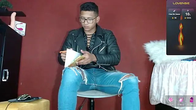 Snapshot of TomLover_12 chatting on February 12, 2025, 11:41 pm TomLover 12 online show from February 12, 2025, 11:41 pm