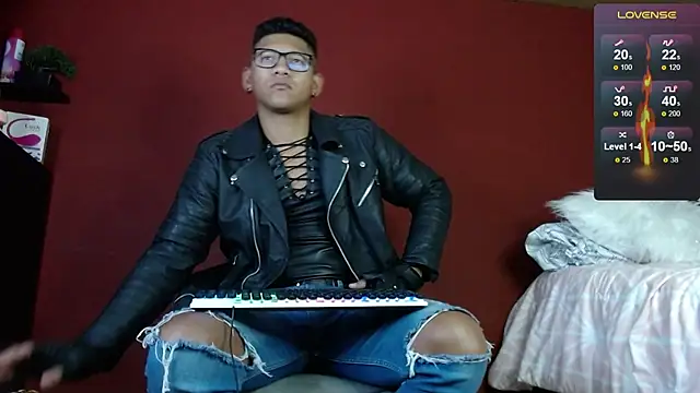 Snapshot of TomLover_12 chatting on February 22, 2025, 11:13 am TomLover 12 online show from February 22, 2025, 11:13 am