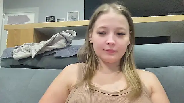 Snapshot of CharmingSarah chatting on October 25, 2025, 4:35 pm CharmingSarah online show from October 25, 2025, 4:35 pm