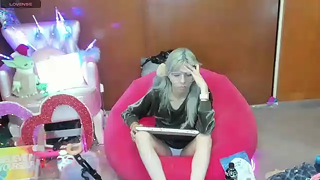 Skinygirl online show from May 16, 2026, 12:18 am