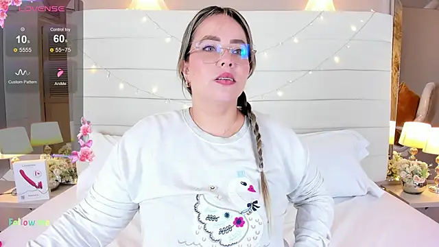 Charlotte93  online show from November 18, 2025, 11:47 am