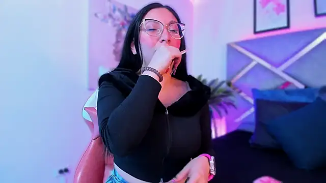 lucy neil online show from October 31, 2025, 2:34 am