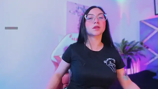 lucy neil online show from November 7, 2025, 2:33 am