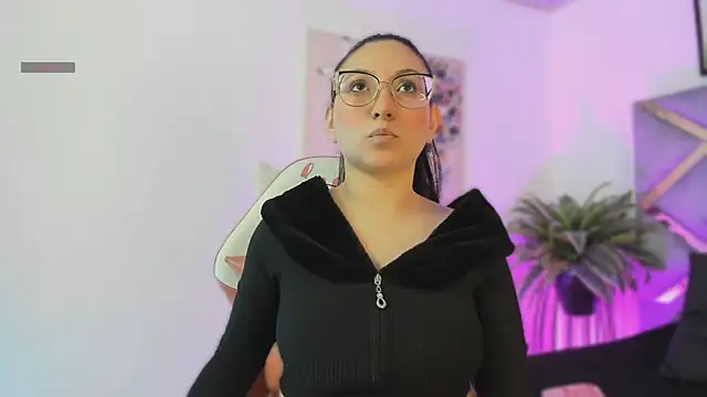 lucy neil online show from December 23, 2025, 2:31 am