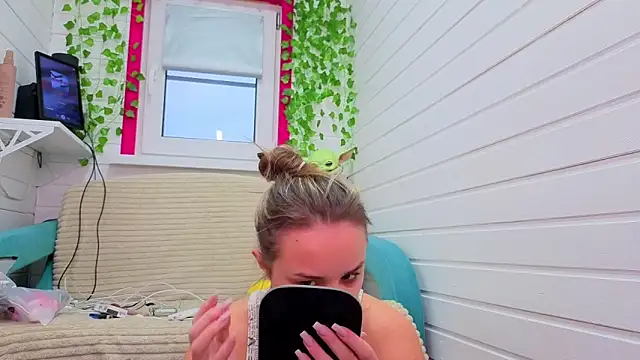 Misss Vikk online show from November 20, 2025, 6:35 am