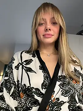 Snapshot of Kylie_Desire chatting on November 4, 2025, 4:33 am Kylie Desire online show from November 4, 2025, 4:33 am