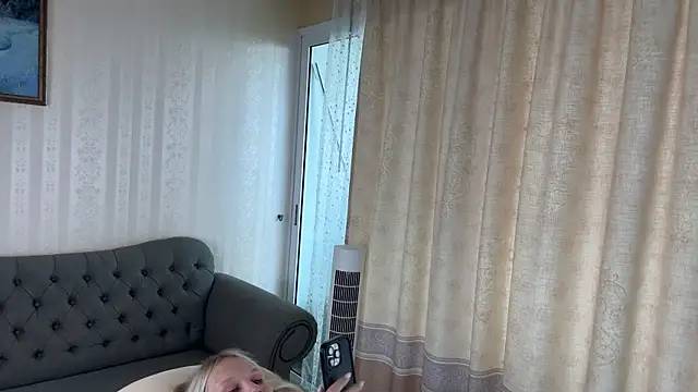 Eva Nathan online show from November 4, 2025, 2:32 am