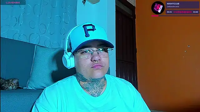 Snapshot of Techno_420_ chatting on November 3, 2025, 8:54 pm Techno 420 online show from November 3, 2025, 8:54 pm