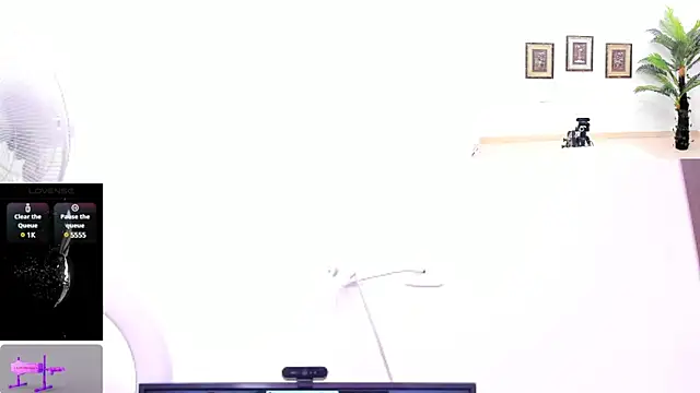 Paulina Davis  online show from March 10, 2025, 11:27 pm