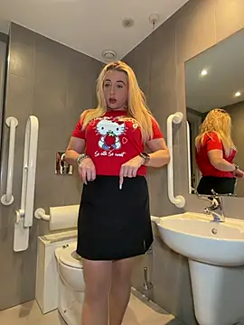 Strongqueen online show from April 10, 2026, 9:30 pm