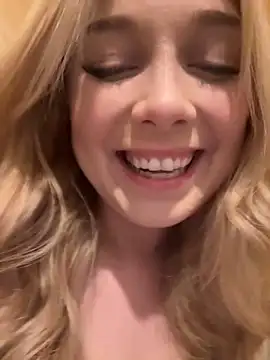 CherryAuroraa online show from December 21, 2024, 4:03 pm