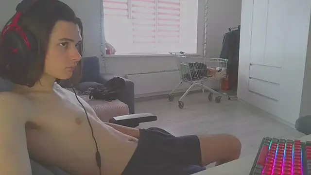 Snapshot of CandyChell chatting on December 12, 2024, 9:19 am CandyChell online show from December 12, 2024, 9:19 am