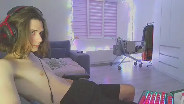 Snapshot of CandyChell chatting on December 18, 2024, 11:45 am CandyChell online show from December 18, 2024, 11:45 am