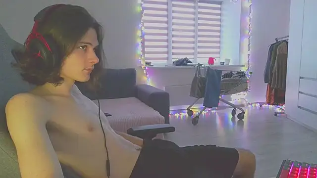 Snapshot of CandyChell chatting on December 22, 2024, 10:38 am CandyChell online show from December 22, 2024, 10:38 am