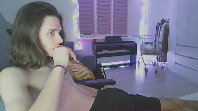 Snapshot of CandyChell chatting on February 7, 2025, 8:42 pm CandyChell online show from February 7, 2025, 8:42 pm