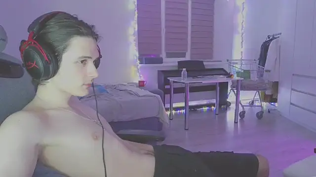 Snapshot of CandyChell chatting on February 22, 2025, 5:35 pm CandyChell online show from February 22, 2025, 5:35 pm