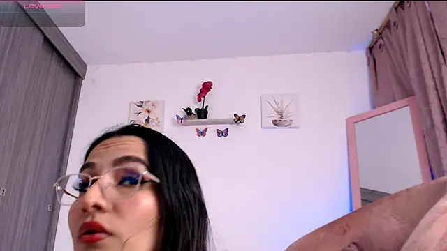 Snapshot of Annaross2 chatting on February 28, 2025, 1:36 pm Annaross2 online show from February 28, 2025, 1:36 pm