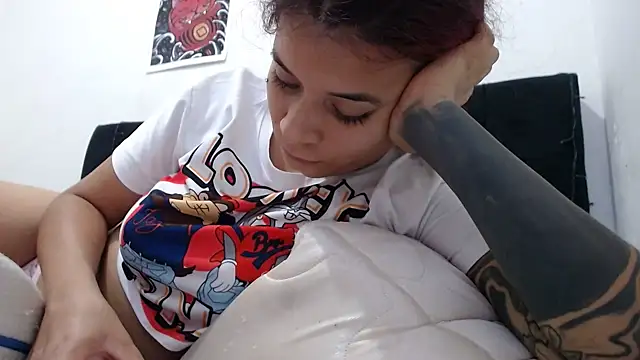 Snapshot of Emmily_Fox chatting on February 11, 2025, 10:07 pm Emmily Fox online show from February 11, 2025, 10:07 pm