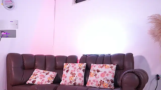 lara giraldo online show from October 11, 2025, 11:58 pm