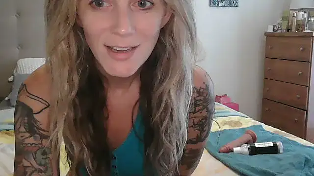 Heyitsmee33 online show from October 5, 2025, 1:09 pm