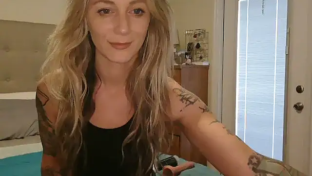 Heyitsmee33 online show from October 7, 2025, 11:29 am