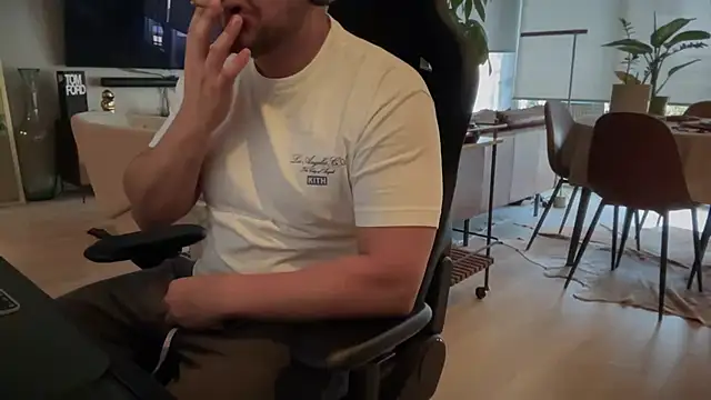 HungandThickLatin online show from March 17, 2025, 3:18 pm