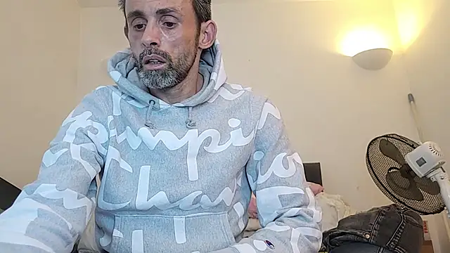 uk-bobbie-uk online show from November 26, 2025, 1:45 pm