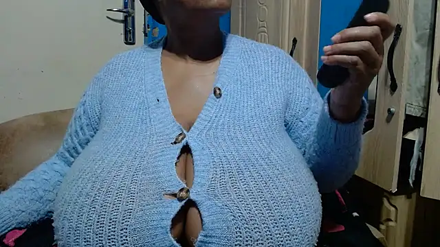 Snapshot of CUTEFIRMMELONSS chatting on July 16, 2026, 4:35 pm CUTEFIRMMELONSS online show from July 16, 2026, 4:35 pm