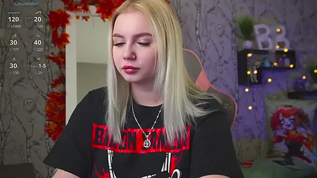 Snapshot of Moon_Valkyrie chatting on October 6, 2025, 9:40 am Moon Valkyrie online show from October 6, 2025, 9:40 am