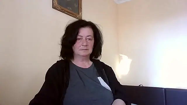 GypsiQueen2 online show from April 19, 2026, 3:22 pm