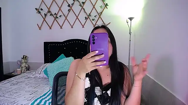 naughty girl 4u online show from November 7, 2025, 12:16 pm