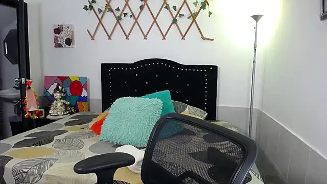 naughty girl 4u online show from April 17, 2026, 5:38 pm