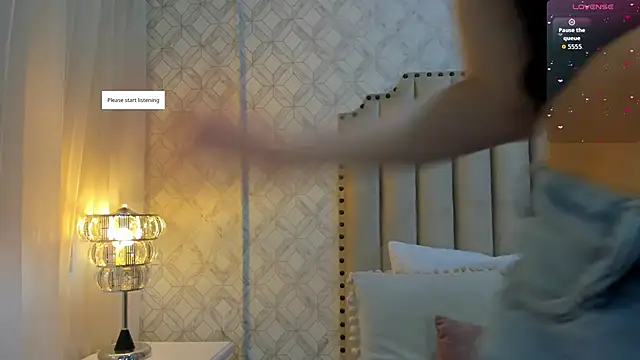 Pia Johnson  online show from November 10, 2025, 11:31 am