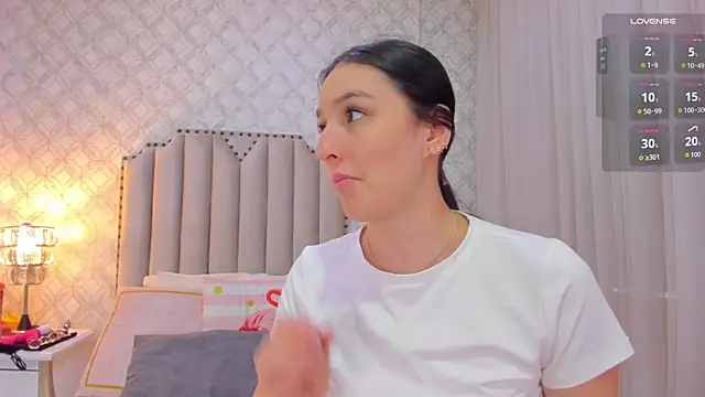 Pia Johnson  online show from April 14, 2026, 11:49 am