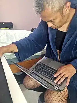 Snapshot of AmGuy23 chatting on December 18, 2024, 12:32 am AmGuy23 online show from December 18, 2024, 12:32 am