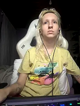 bunnydark00 online show from November 18, 2025, 2:06 am