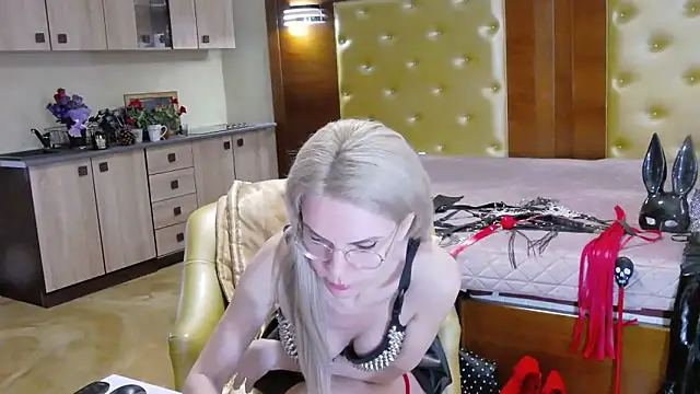 Snapshot of DomCaprisse chatting on March 3, 2026, 10:43 am DomCaprisse online show from March 3, 2026, 10:43 am