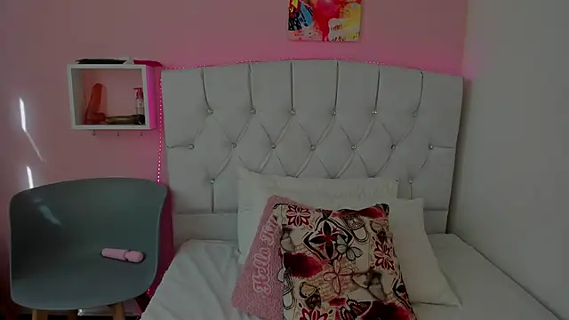 Snapshot of 18candys chatting on January 13, 2025, 8:37 pm 18candys online show from January 13, 2025, 8:37 pm